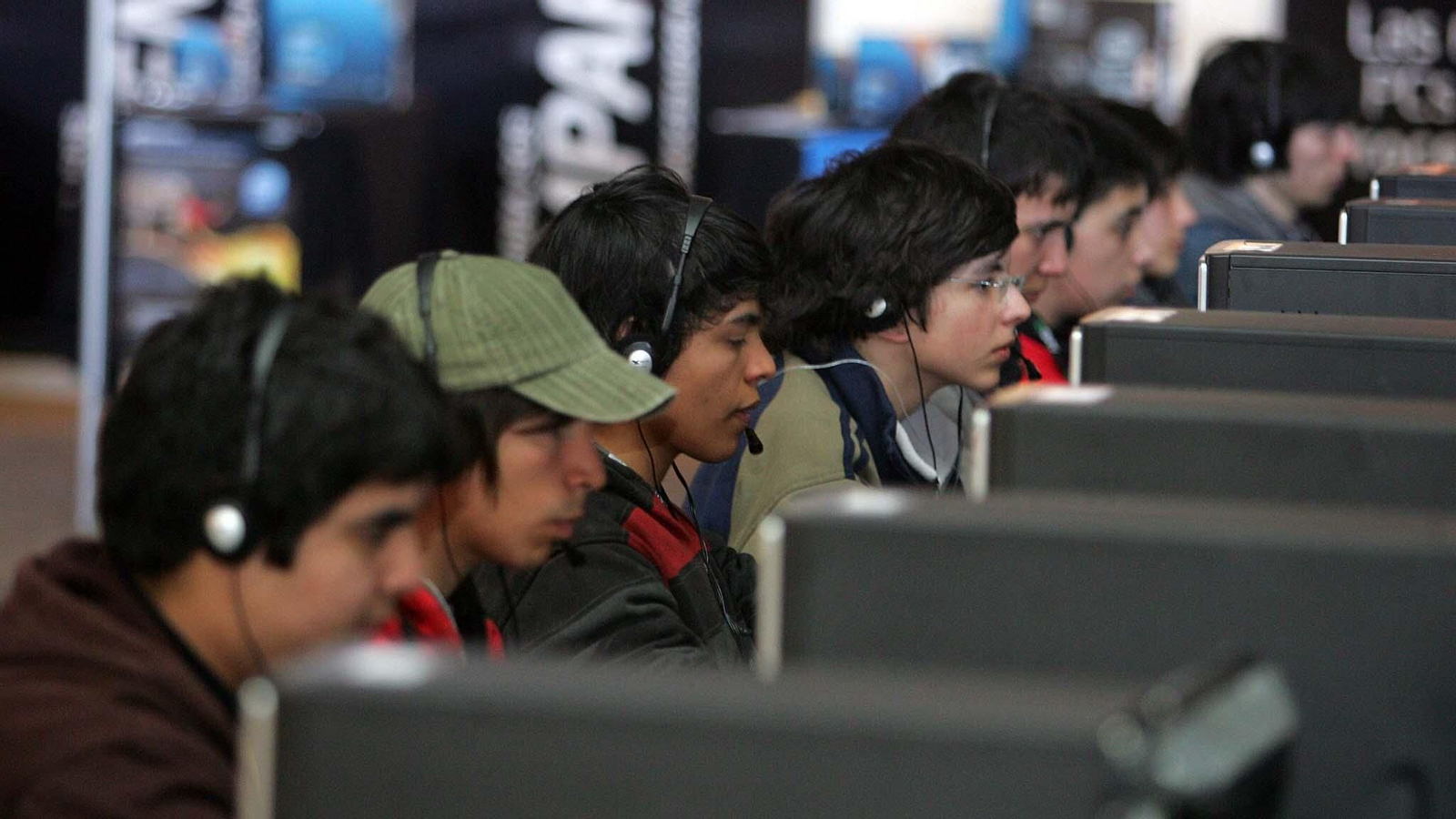 Jóvenes en computadores, en una fotografía de archivo. EFE/Iván Franco