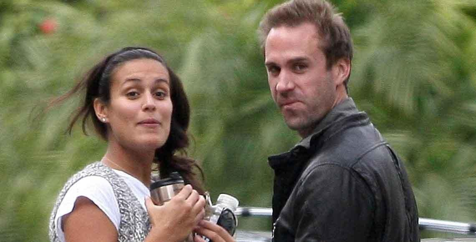 Joseph Fiennes, junto a su esposa, la ourensana María Dolores Diéguez.