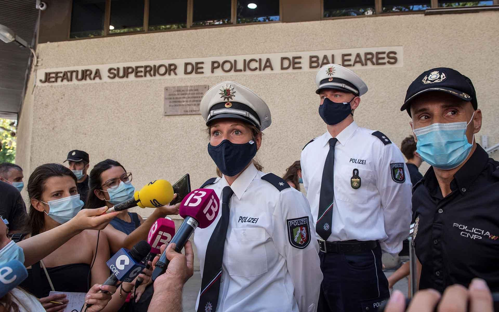 os agentes germanos Maden Baier (i) y Mike Geldermann (c) realizan declaraciones ante los medios de comunicación en la sede de la Jefatura Superior de la Policía Nacional en Palma de Mallorca. EFE/ Atienza