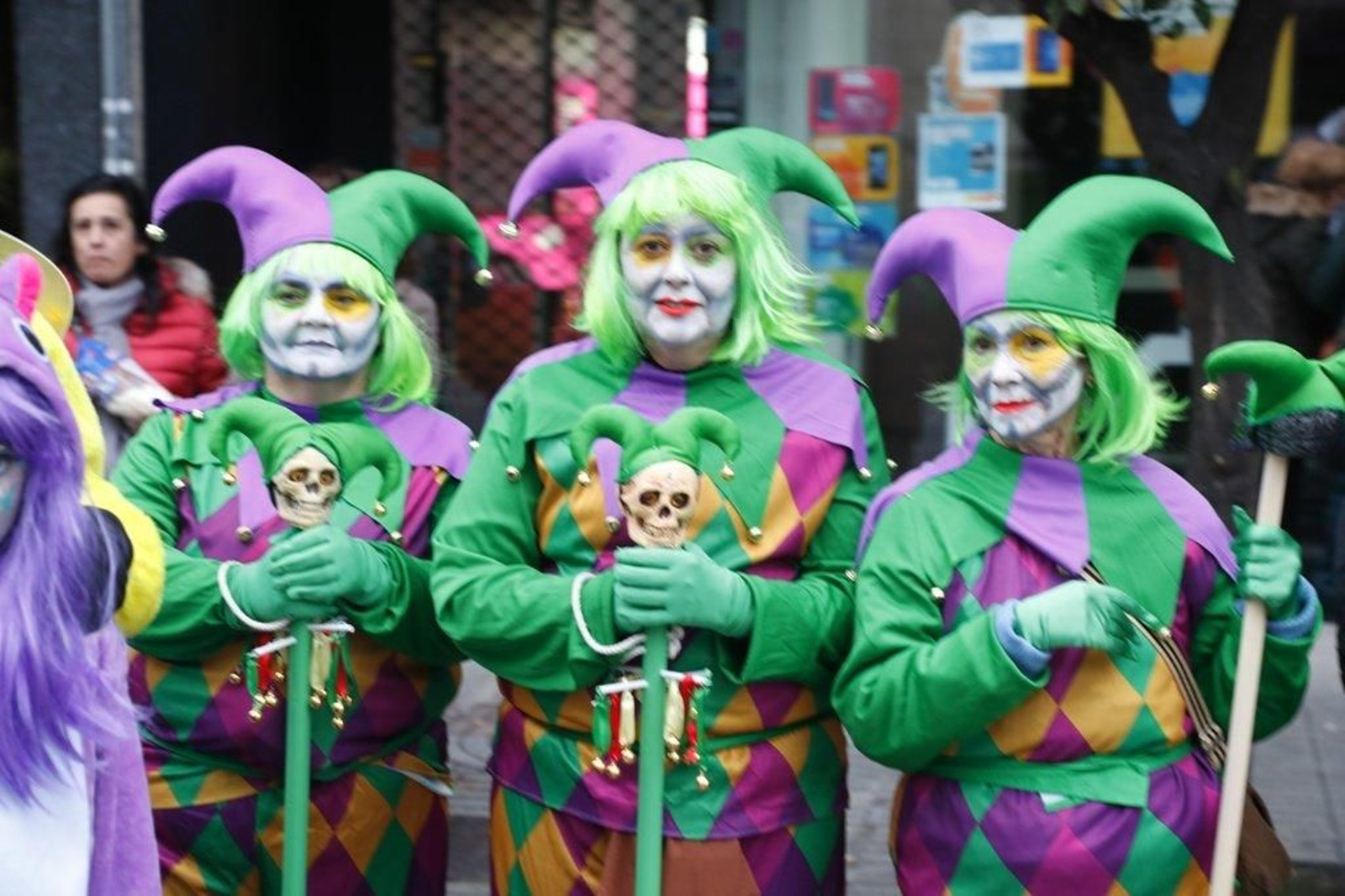 Las comparsas calientan el Entroido en Vigo Foto JVLandín 03