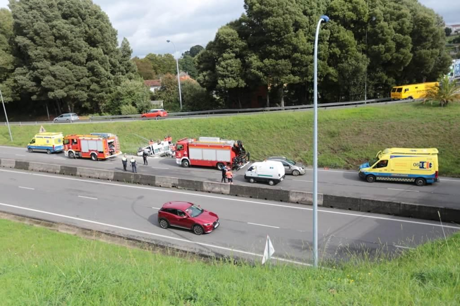 Brutal accidente en el segundo cinturón con el vuelco de dos vehículos 13