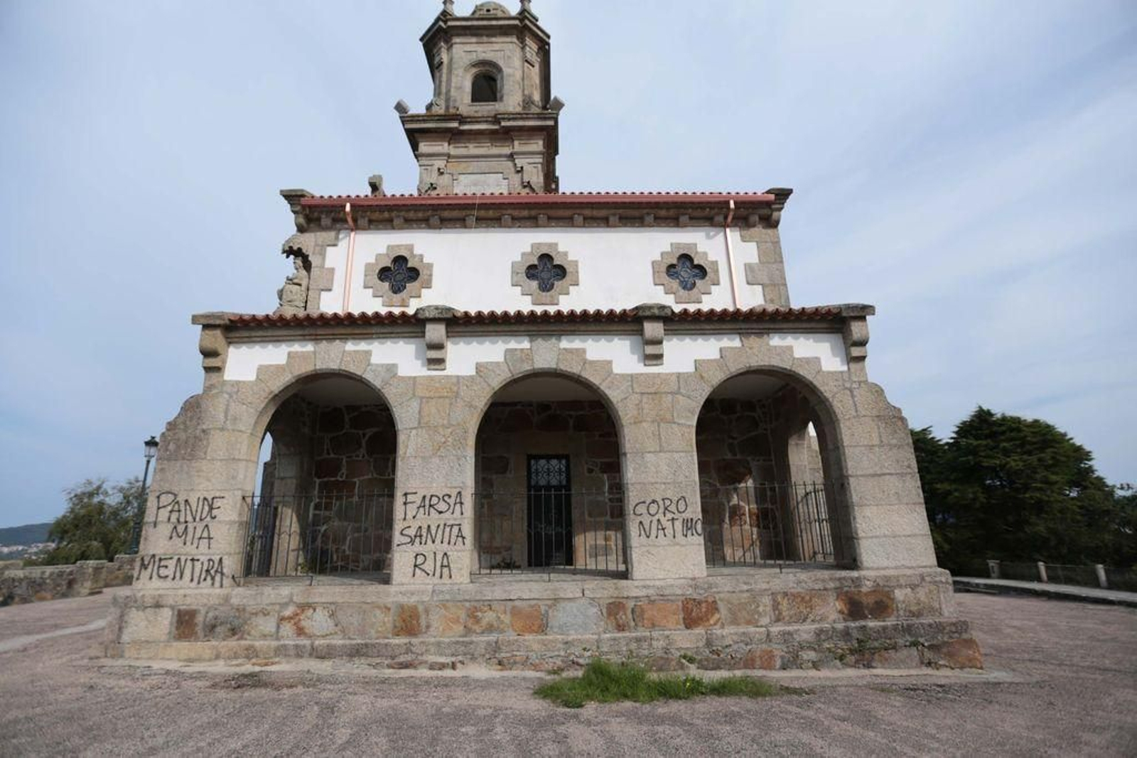 El lateral de la ermita de A Guía, ayer por la mañana, todavía cubierto de pintadas.