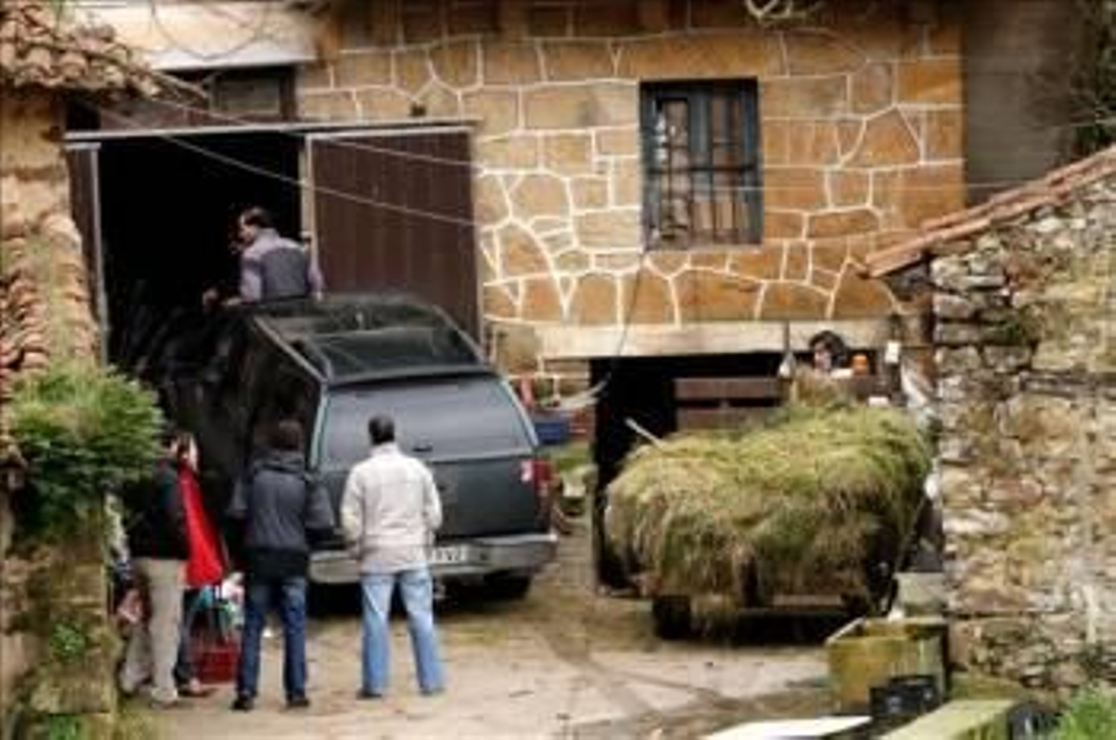 Fachada principal del caserio de la localidad vizcaína de Urduliz donde una mujer de 83 años ha sido hallada muerta y su hermano, de 70 años, herido de carácter reservado. (Foto: Alfredo Aldai)