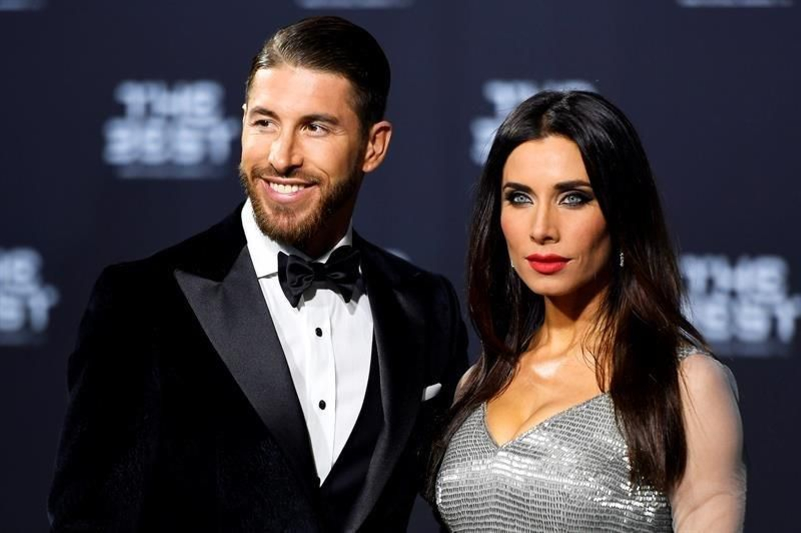 Sergio Ramos posa ante los fotógrafos junto a su pareja Pilar Rubio