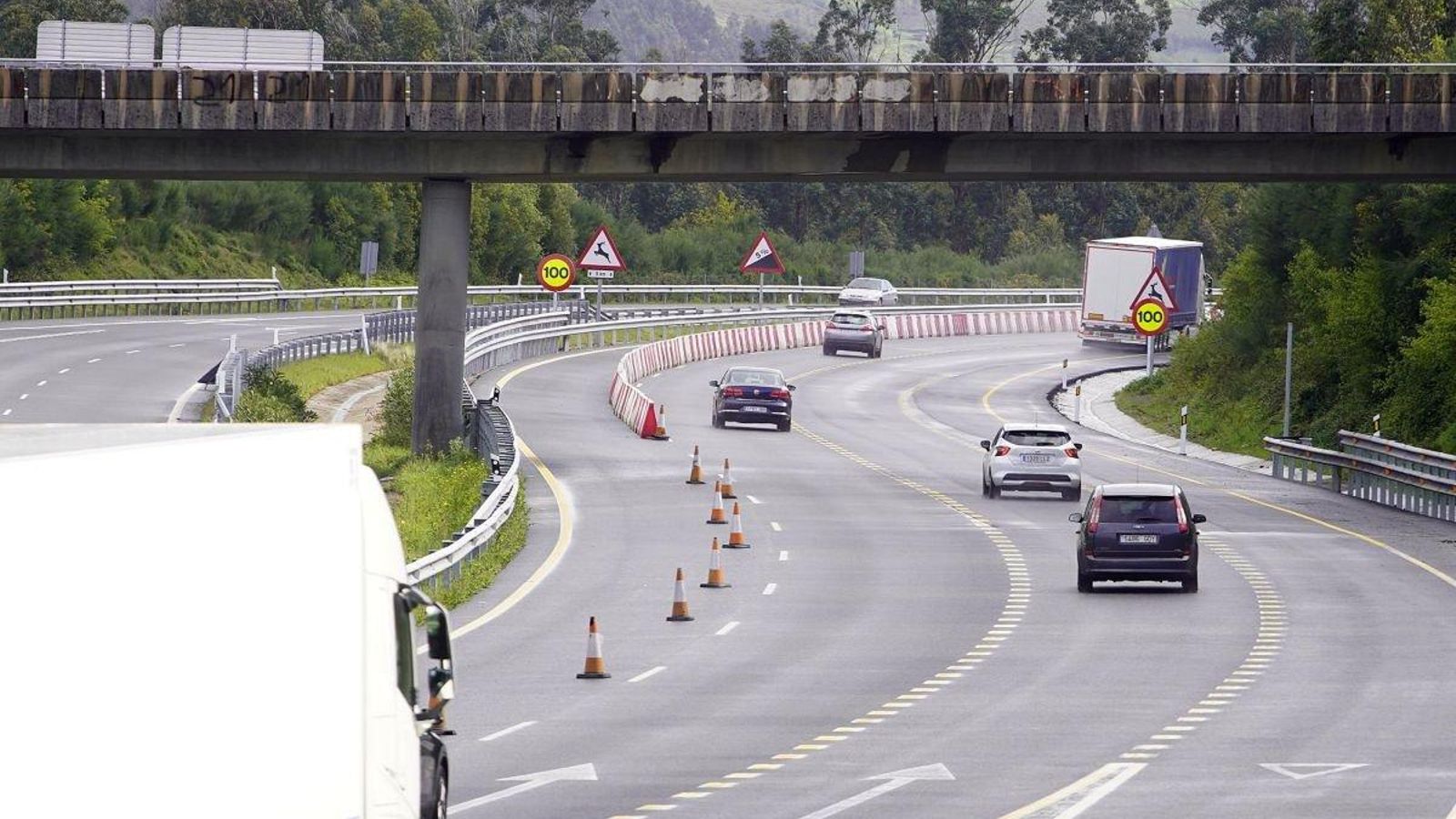 El carril cortado de la A-52 se inicia en el kilómetro 281 y continún sin parar hasta el 287, en la subida hasta el túnel de A Cañiza.