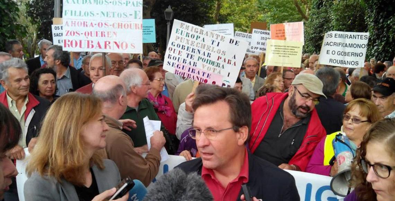 Manifestación de los emigrantes retornados gallegos por las calles de Santiago de Compostela.