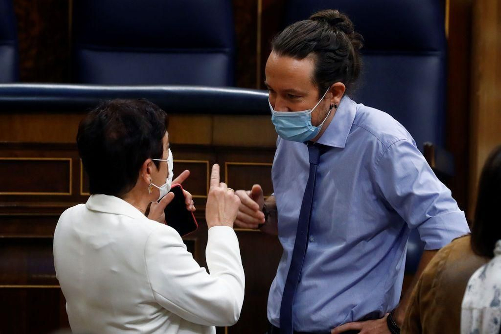 El vicepresidente Iglesias conversa con la diputada de Blldu Mertxe Aizpurua.