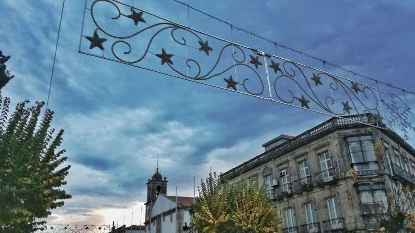 Las calles de Tui ya lucen los adornos navideños con la instslación de más de un centenar de motivos luminosos.