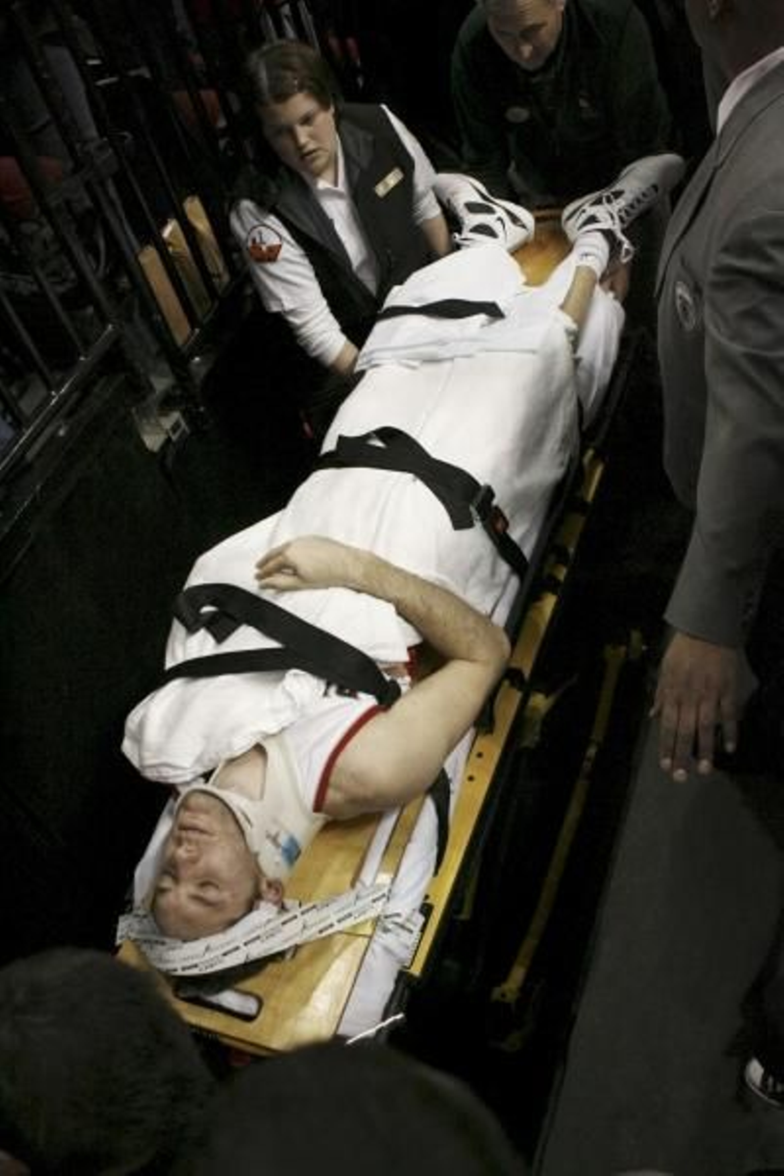 Rudy Fernández es trasladado en camilla. (Foto: Tom Treick)