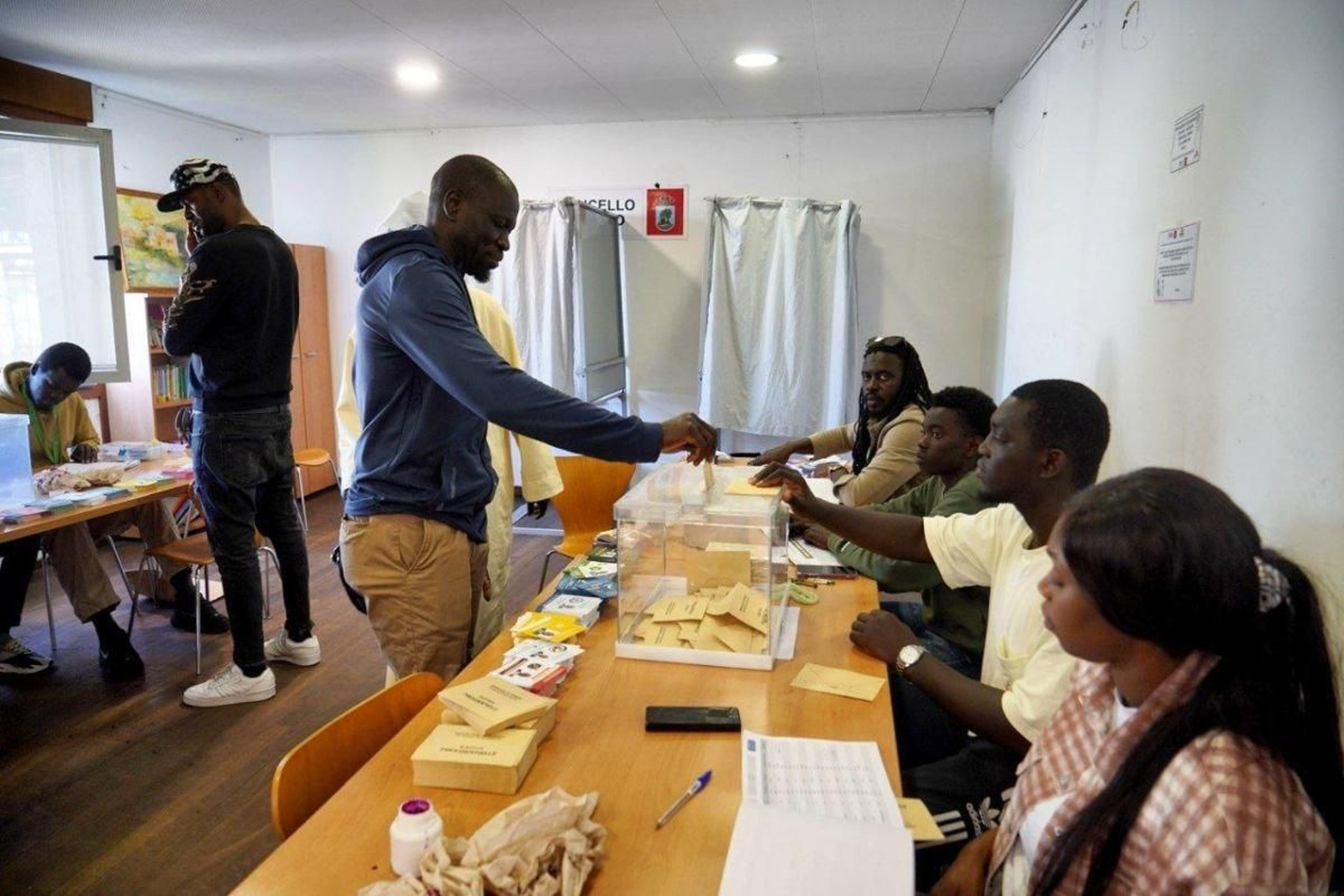 Ciudadanos de Senegal, ayer, participando en las elecciones.