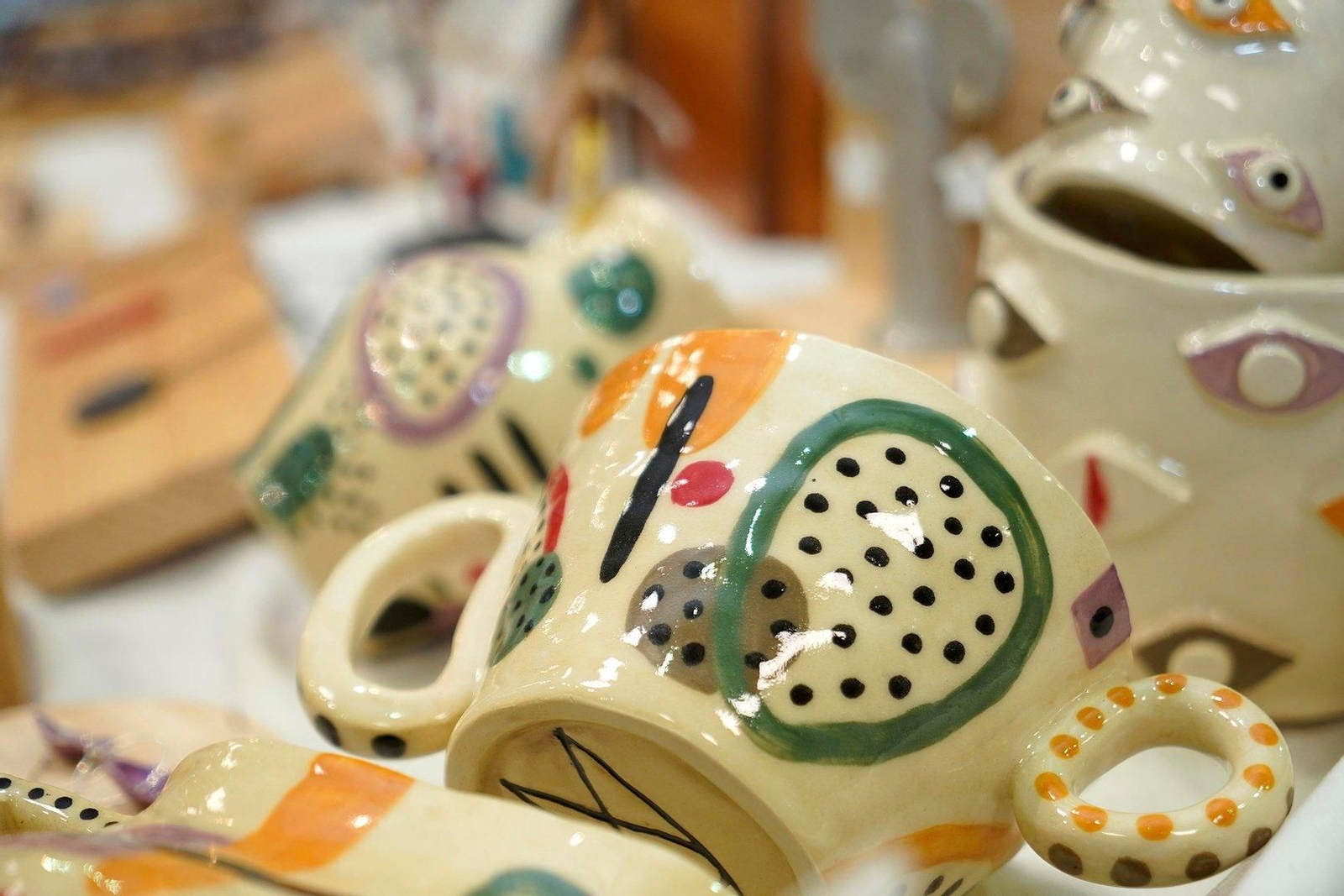 Tazas decoradas en ‘O Gran Mercado de Arte’ no Calvario.