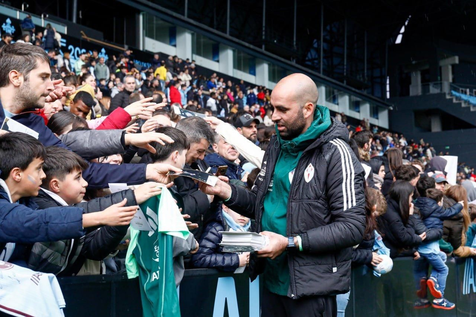 Claudio reparte autógrafos.