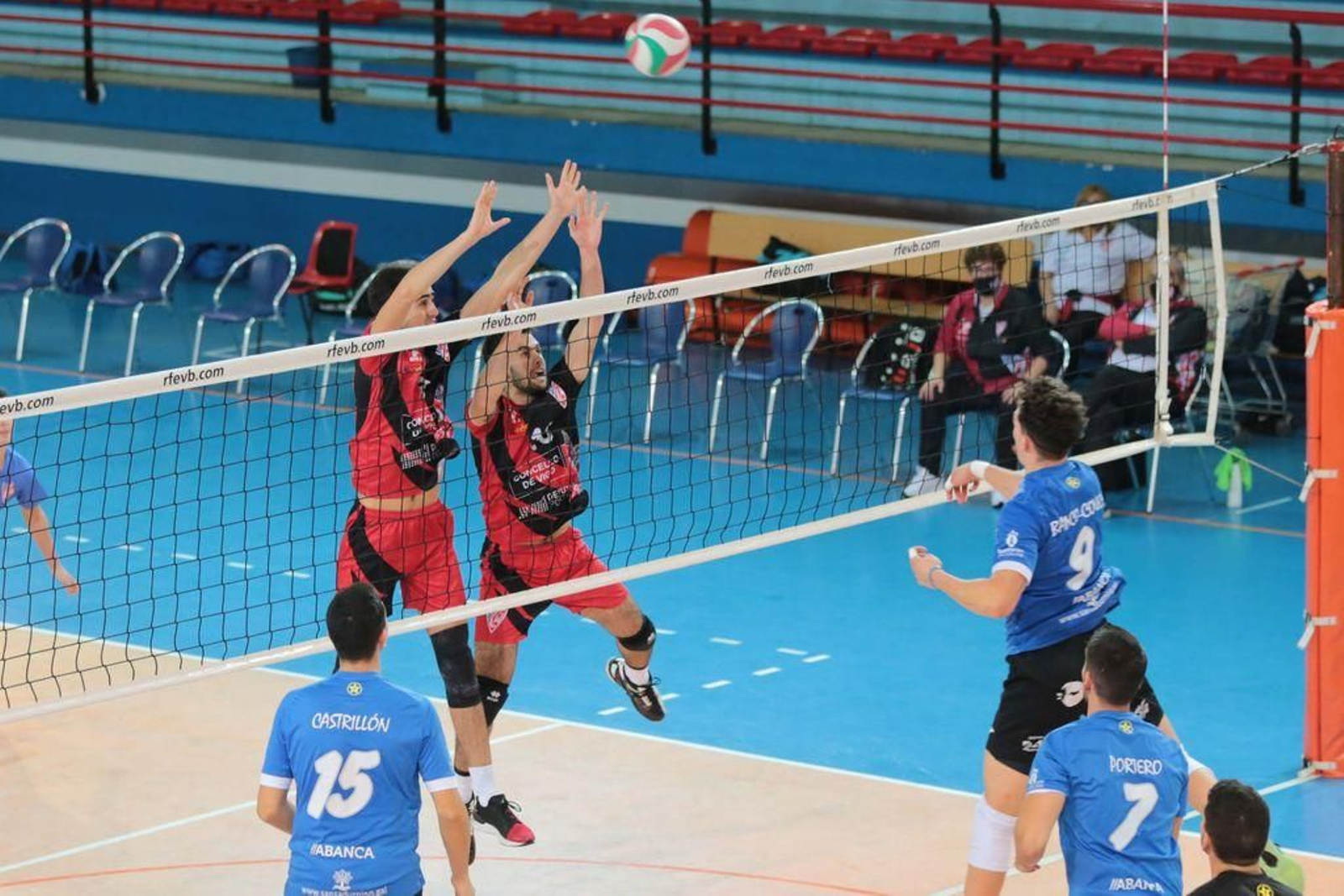 Los jugadores del Club Vigo tratan de hacer un bloqueo.