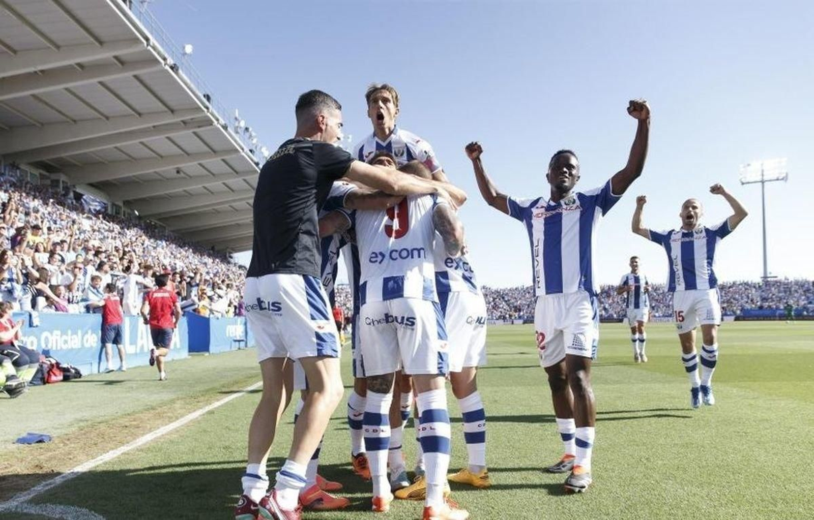 Los jugadores del Leganés celebran uno de los goles que marcaron ayer ante el Elche en Butarque.