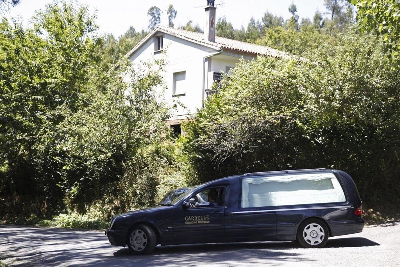 Un coche fúnebre llega al lugar de los hechos, en el municipio coruñés de Arzúa.