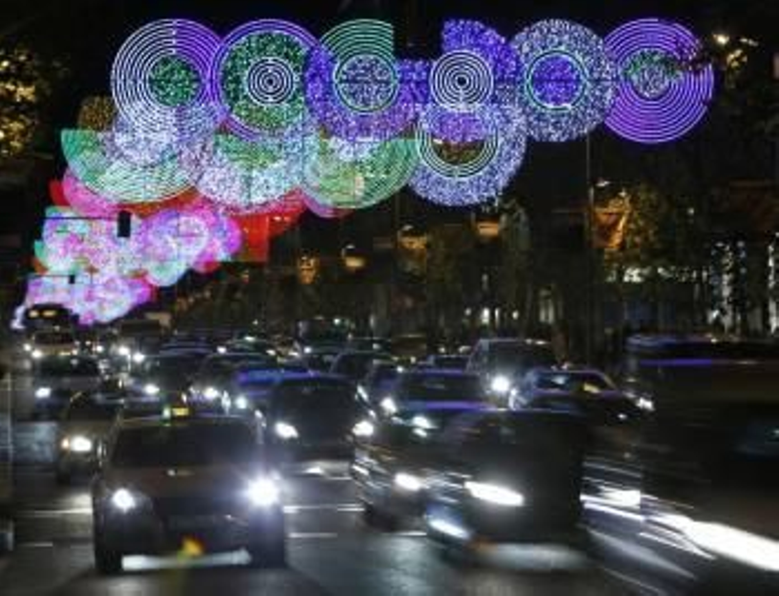 La madrileña calle Serrano estrenó sus luces de navidad el pasado viernes. (Foto: ALBERTO MARTIN)