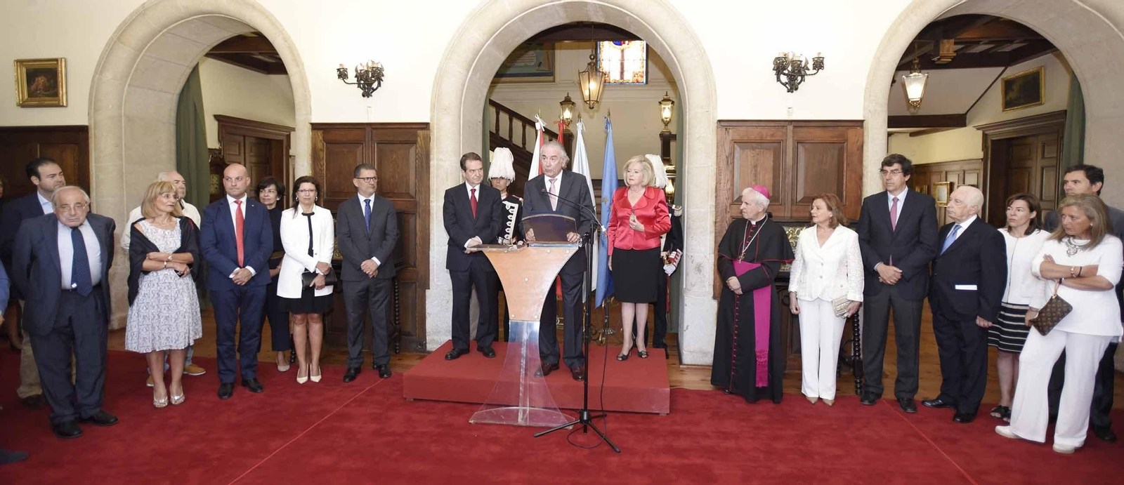 El pregonero, Eugenio González de Haz, flaqueado por el alcalde Abel Caballero y la Hermana Mayor del Cristo, Marora Martín-Caloto, con las autoridades políticas y religiosas.