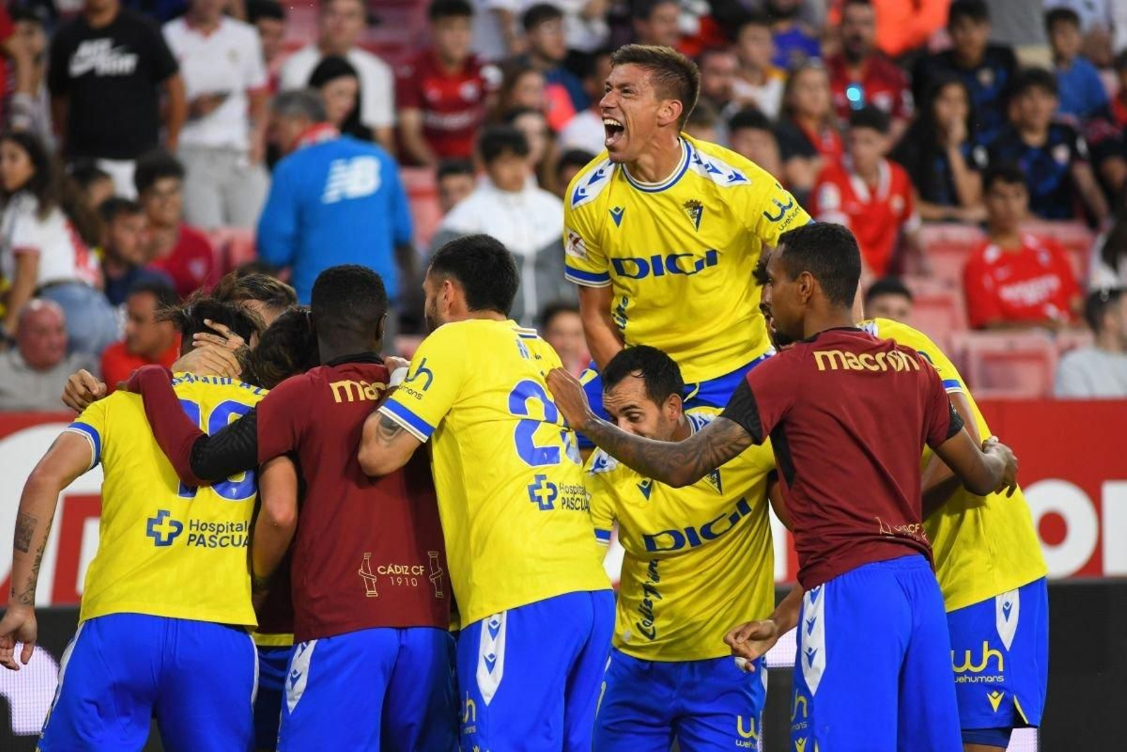 Los jugadores del Cádiz celebran la victoria que cosecharon el pasado miércoles ante el Sevilla.