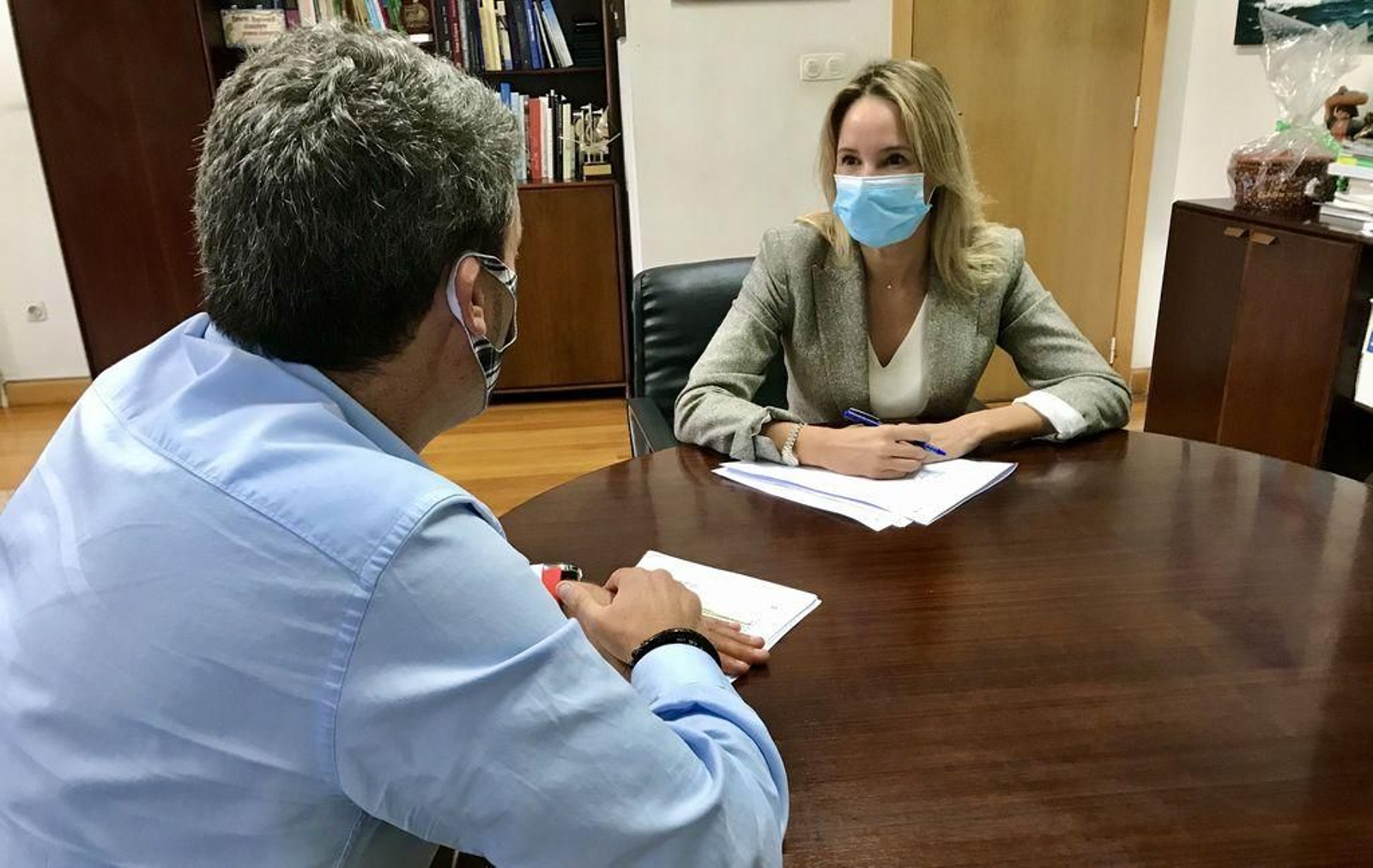 El alcalde Carlos Gómez con la delegada teritorial de la Xunta en Vigo, Marta Fernández-Tapias, ayer.