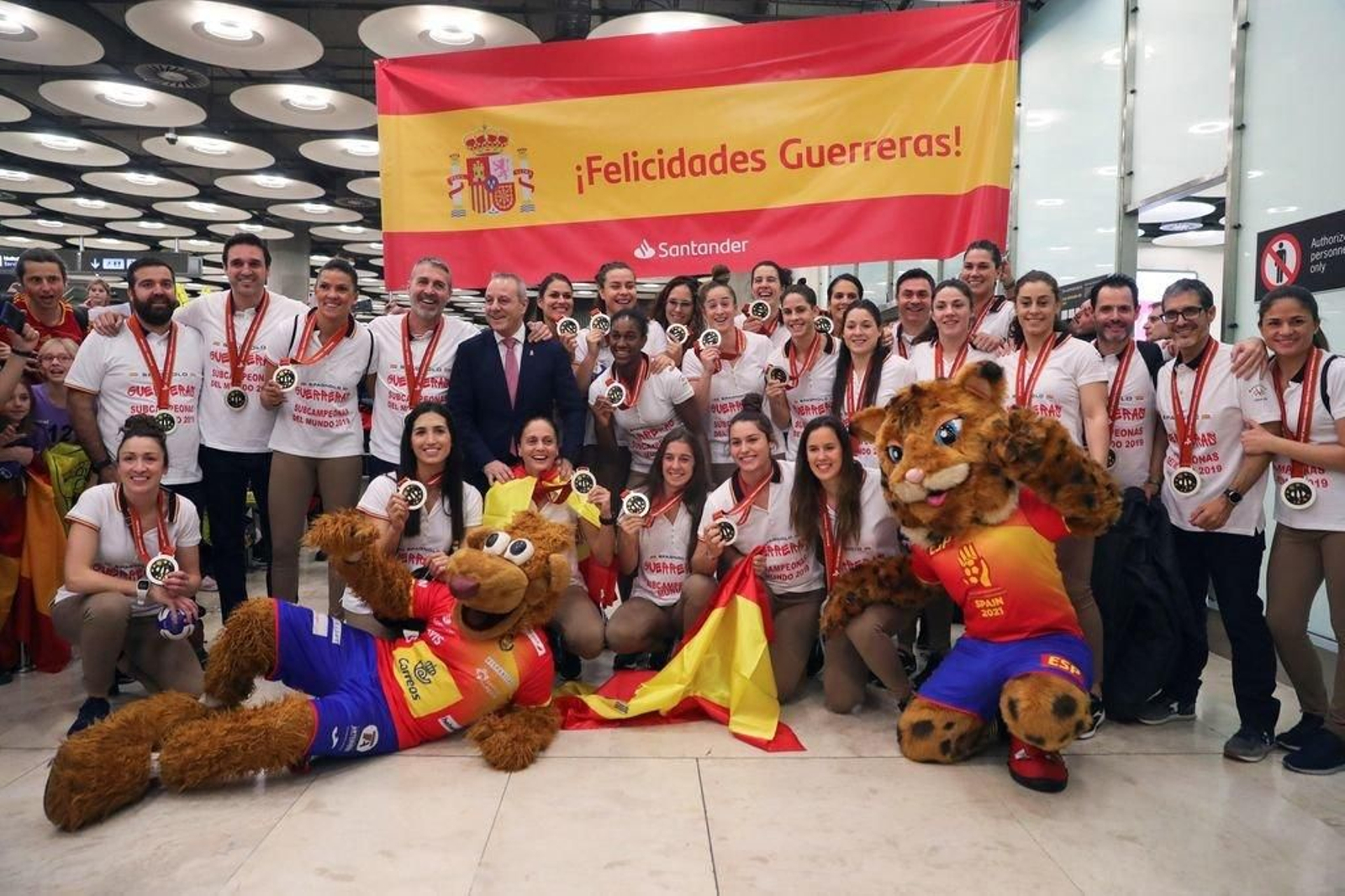 La expedición de la selección española fue recibida ayer en el aeropuerto de Barajas.