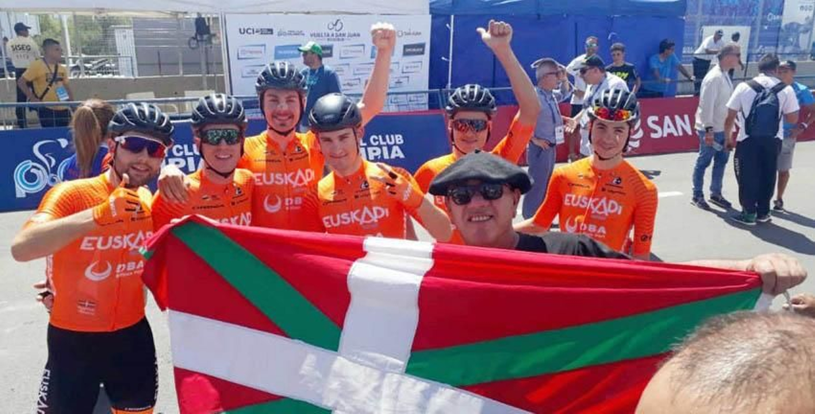 El equipo vasco de la Fundación Orbea con fans de la euskal etxea local en la "La vuelta a San Juan 2020"