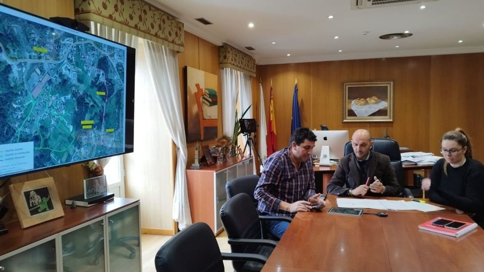 Alejandro Lorenzo, supervisando ayer los planos de actuación de las obras de saneamiento en Budiño.