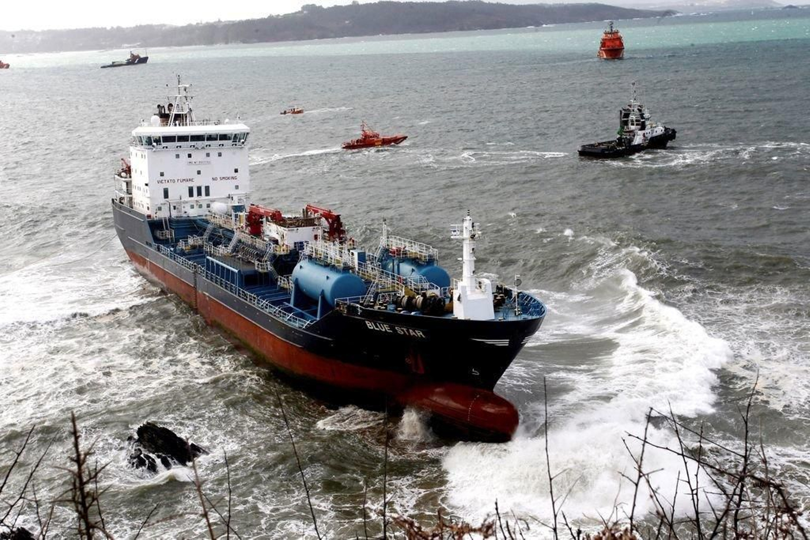 El buque de transporte de productos químicos "Blue Star" que navegaba sin carga y que encalló en Ares.