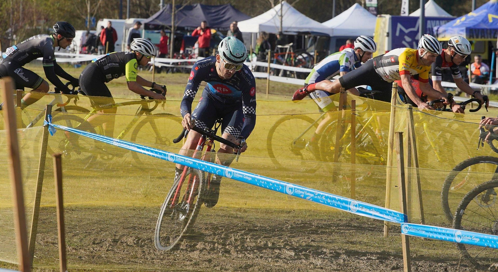 Homes na Copa Galicia de ciclocross en Nigrán.