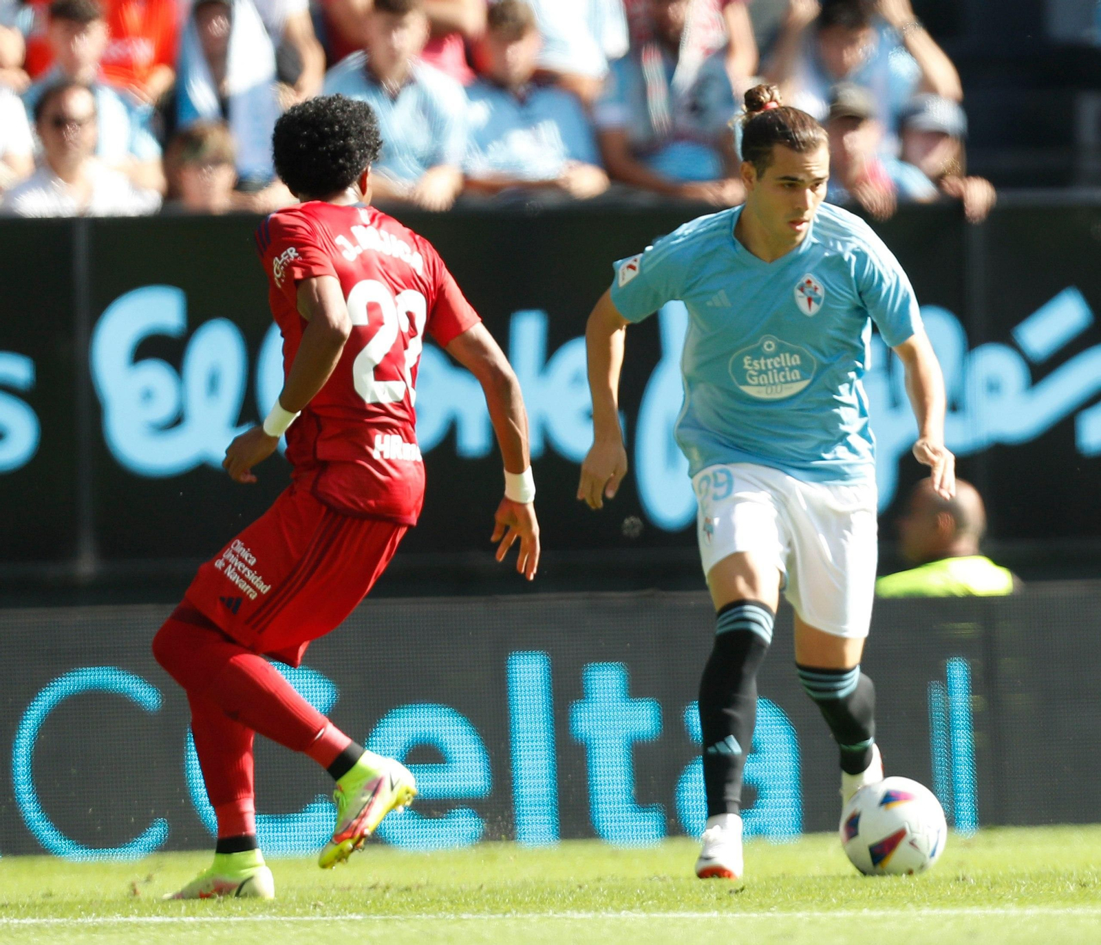 Miguel Rodríguez con el balón en el partido del Celta contra Osasuna en Balaídos.