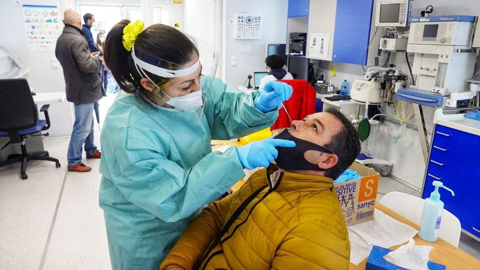 Sanitario haciendo una PCR de coronavirus.