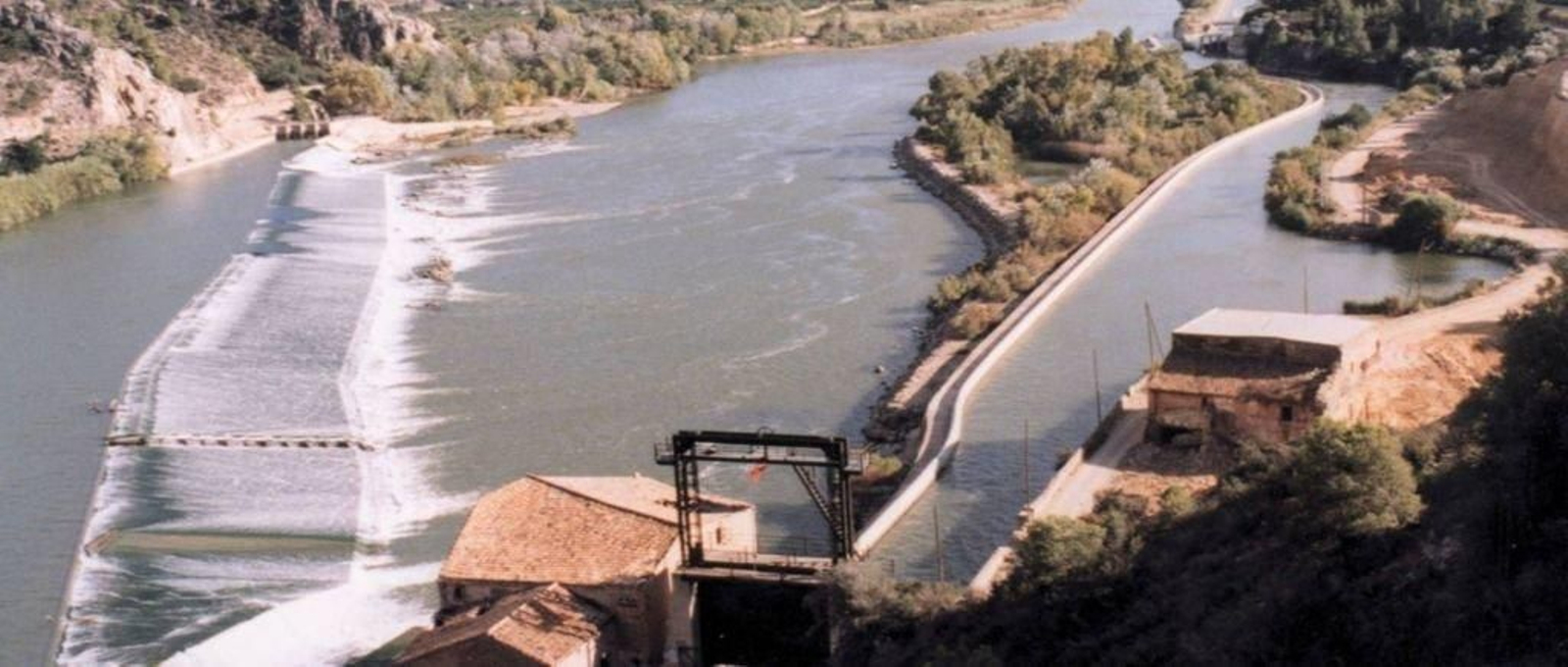 Un modelo de azud permanente entre dos ríos: la barrera separa el caudal en otra dirección.