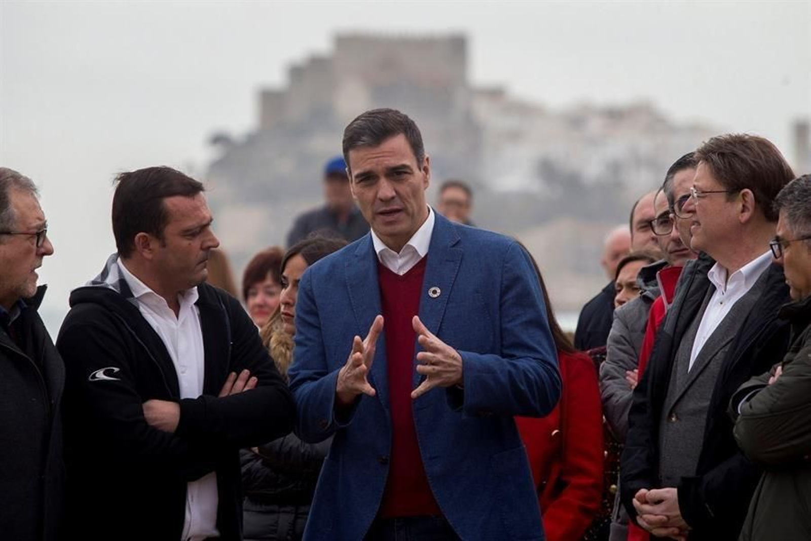 El presidente del Gobierno, Pedro Sánchez (c), junto al titular de la Generalitat Valenciana, Ximo Puig (d)