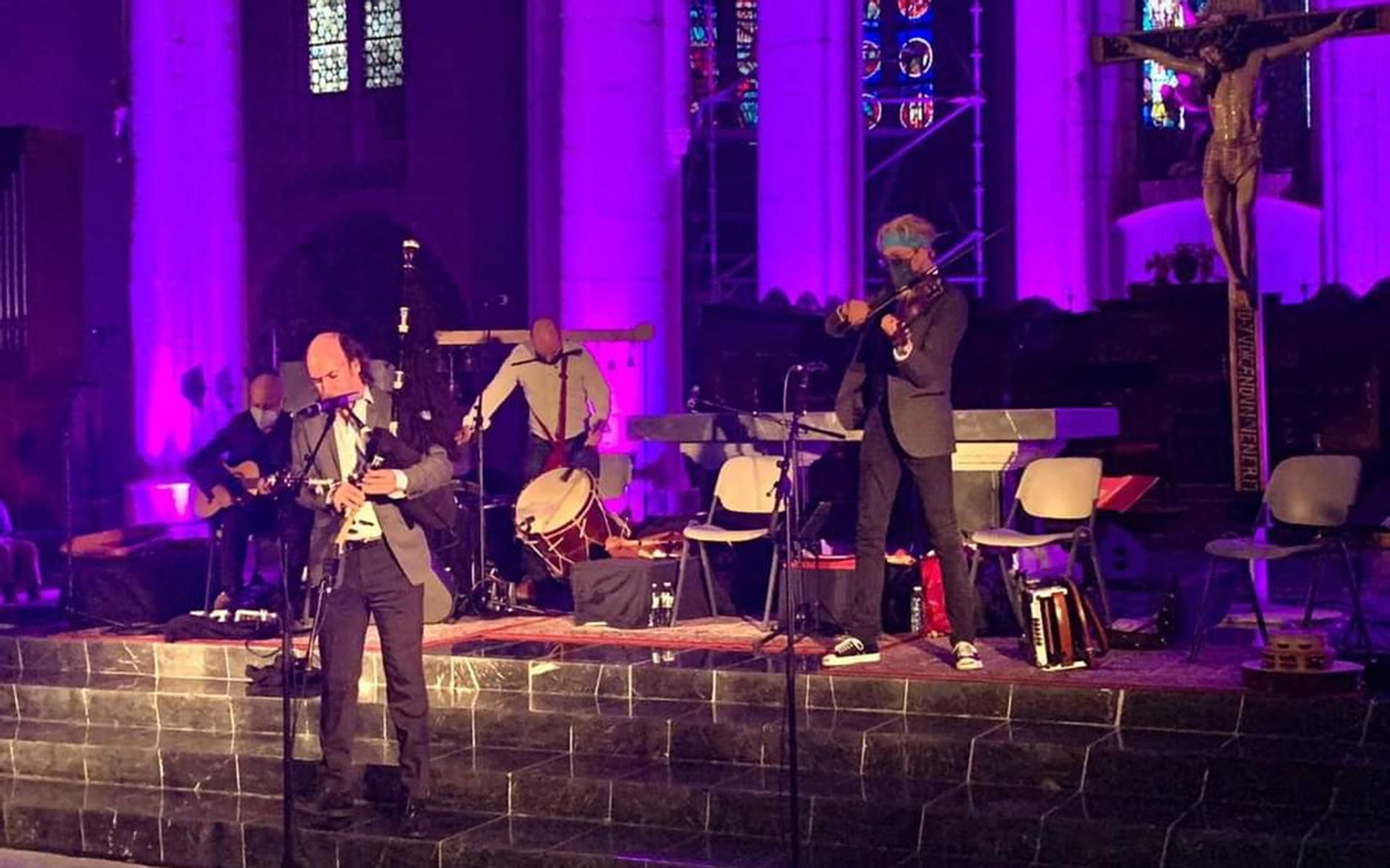 El gaiteiro vigués Carlos Núñez, durante el concierto en la Catedral Vieja de Vitoria