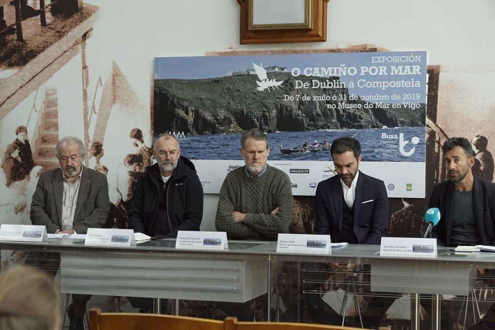 Miembros de la asociación Buxa con los irlandeses, ayer en el Museo del Mar.