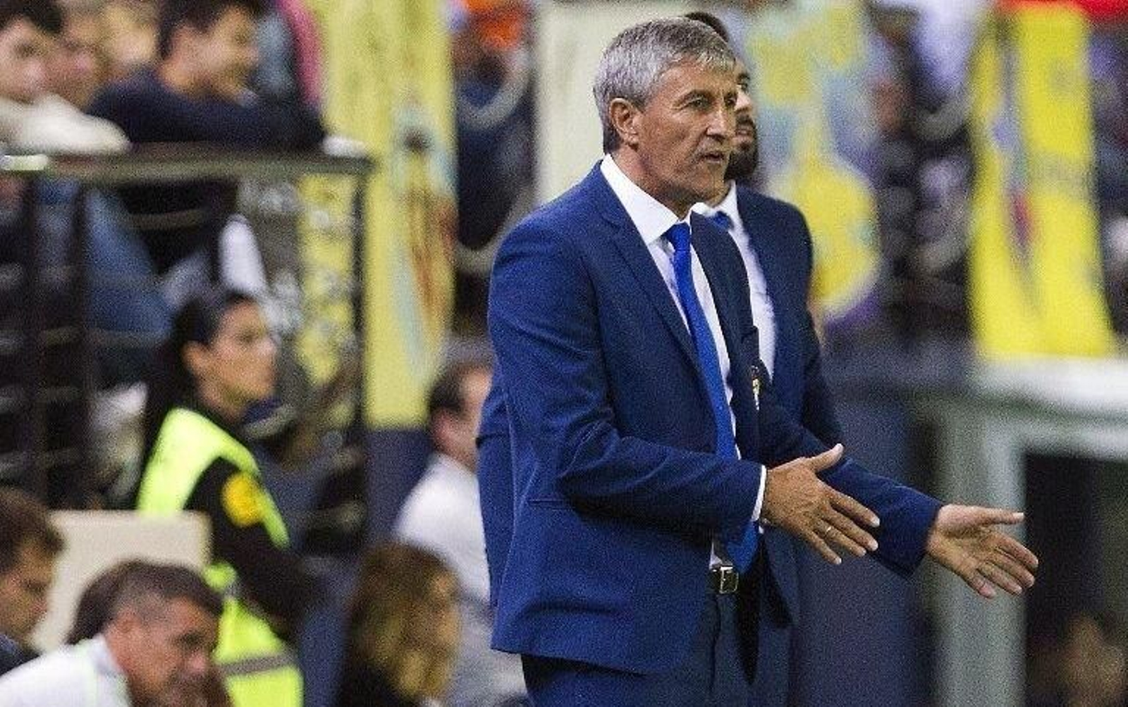El técnico santanderino Quique Setién dirige a sus jugadores desde la banda en un partido anterior.