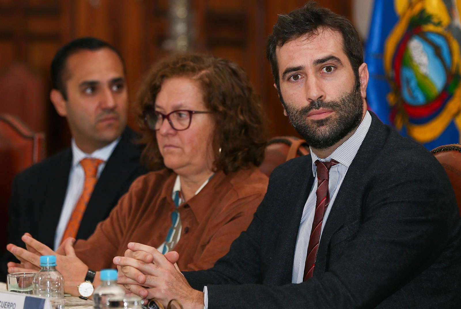 El secretario general del Tesoro y Financiación Internacional del Gobierno de España, Carlos Cuerpo (d), junto a la embajadora de España en Ecuador, Elena Madrazo (c) y el ministro de Relaciones Exteriores y Movilidad Humana de Ecuador, Juan Carlos Holguín (i). EFE/ José Jácome