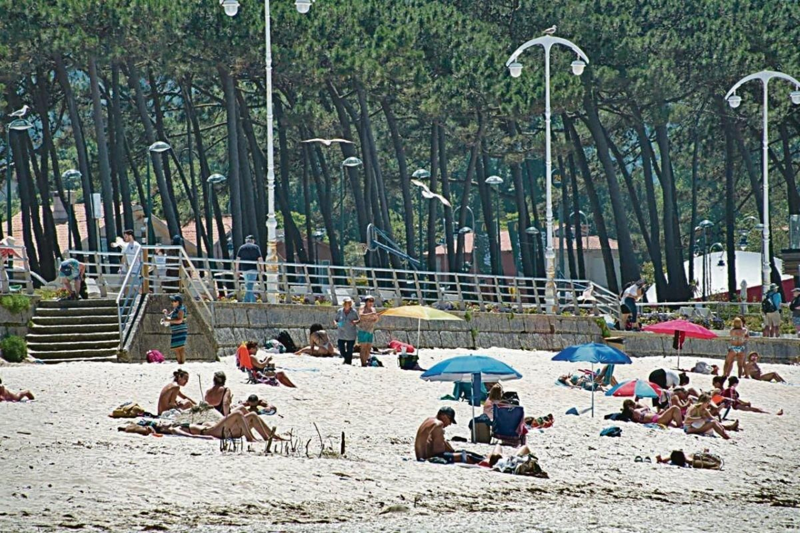 El buen tiempo animó a ir a playas como la de Samil.