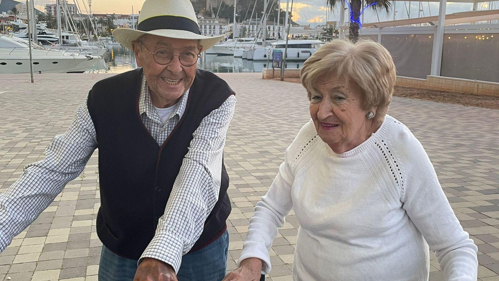 Beltrán ha tenido la gran suerte de rodearse de buenos amigos y la gran fortuna de estar arropado por su maravillosa familia, principalmente, del inseparable amor de su vida y su columna vertebral, Cloti.