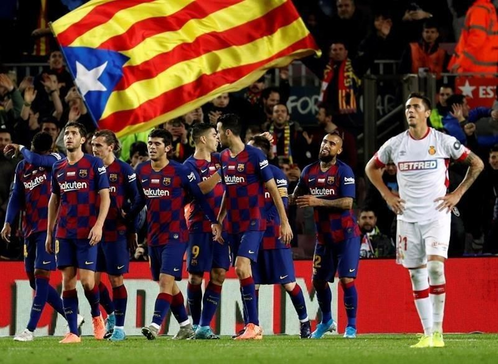 Una enorme estelada ondea durante un partido del Barça en el Camp Nou. (Foto: EFE)