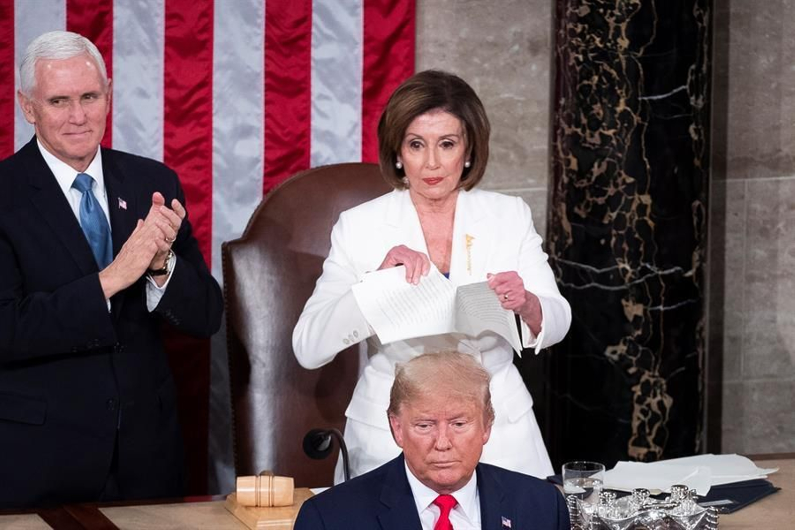 La congresista demócrata Nancy Pelosi (atrás) rompe este martes una copia del discurso sobre el Estado de la Unión del presidente estadounidense, Donald Trump