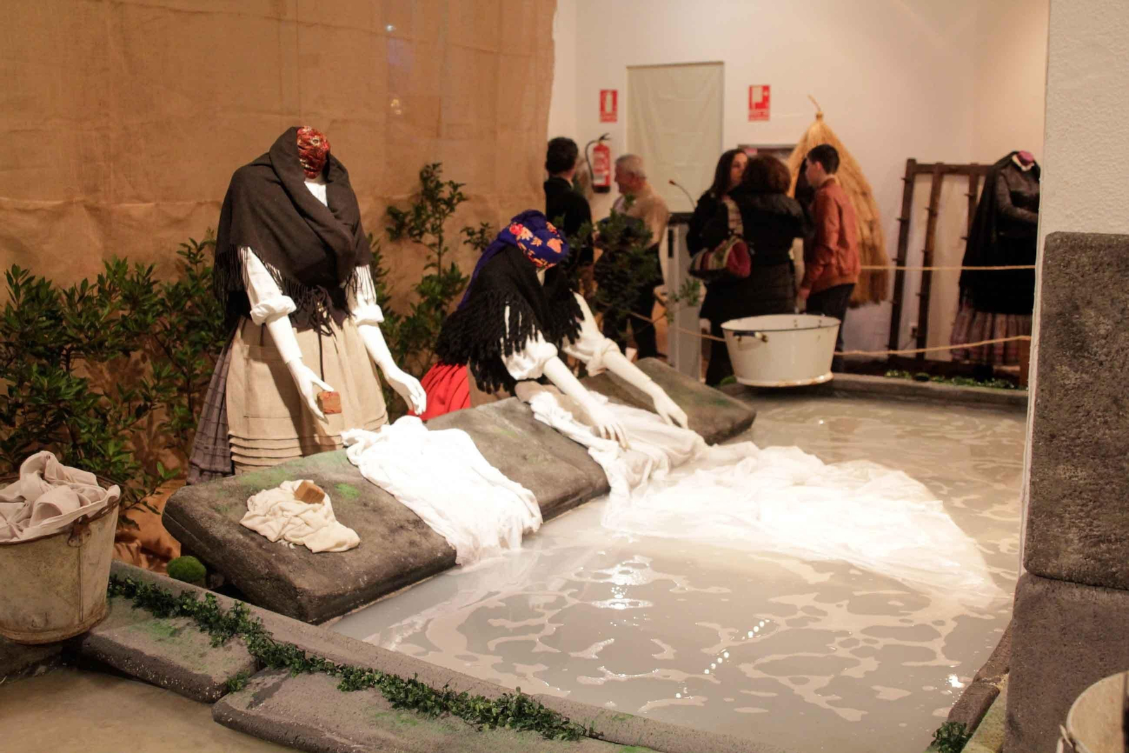 La Casa Galega da Cultura acogió una nueva edición de la exposición del Traje. Arriba, el lavadero recreado por los alumnos de escenografía de la ESAD