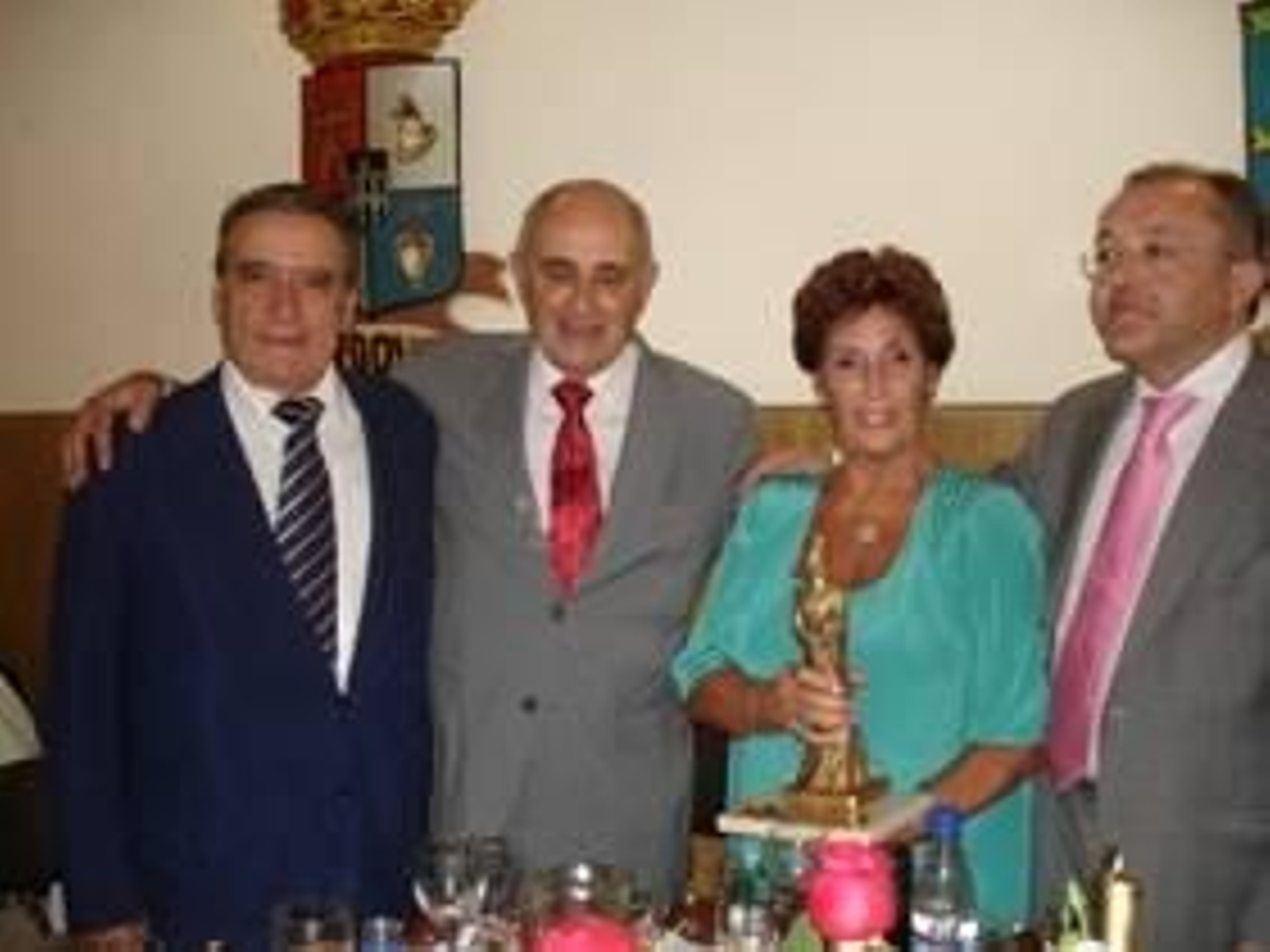 Pedro Bello Díaz;  José Pérez Pinar;  María Teresa Michelón, distinguida con la estatuilla;  y Félix Colsa Bueno.