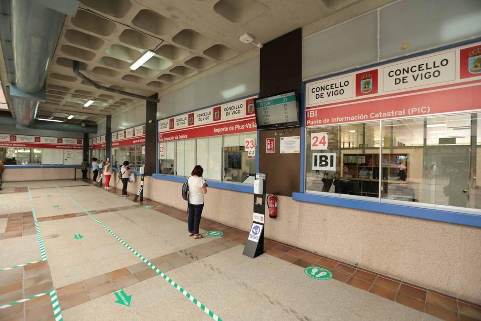 En la lonja, señalización en el suelo y en las ventanillas de atención al público.