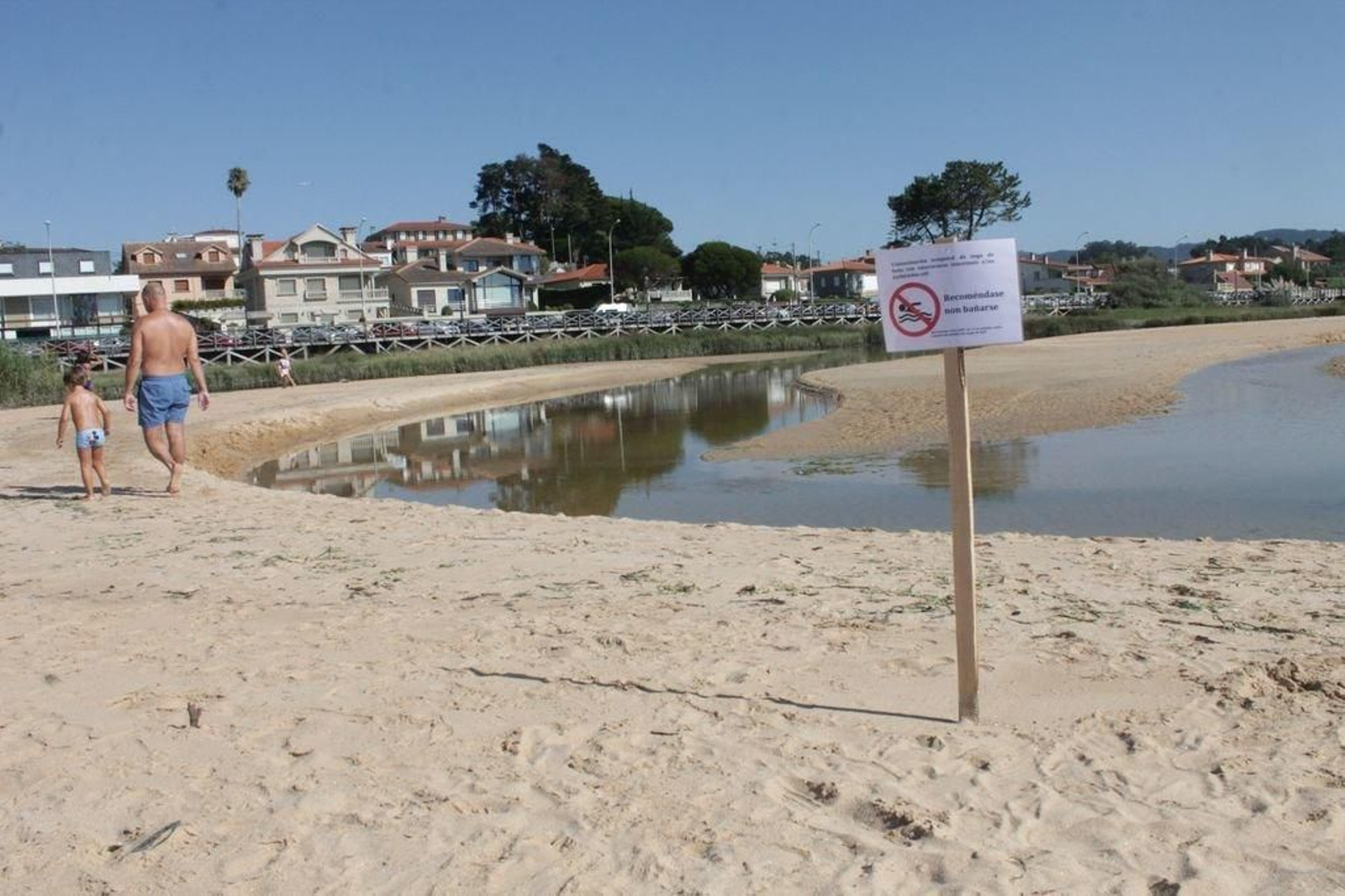 La mayoría de bañistas continúan mostrando cautela a la hora de bañarse en la zona afectada.