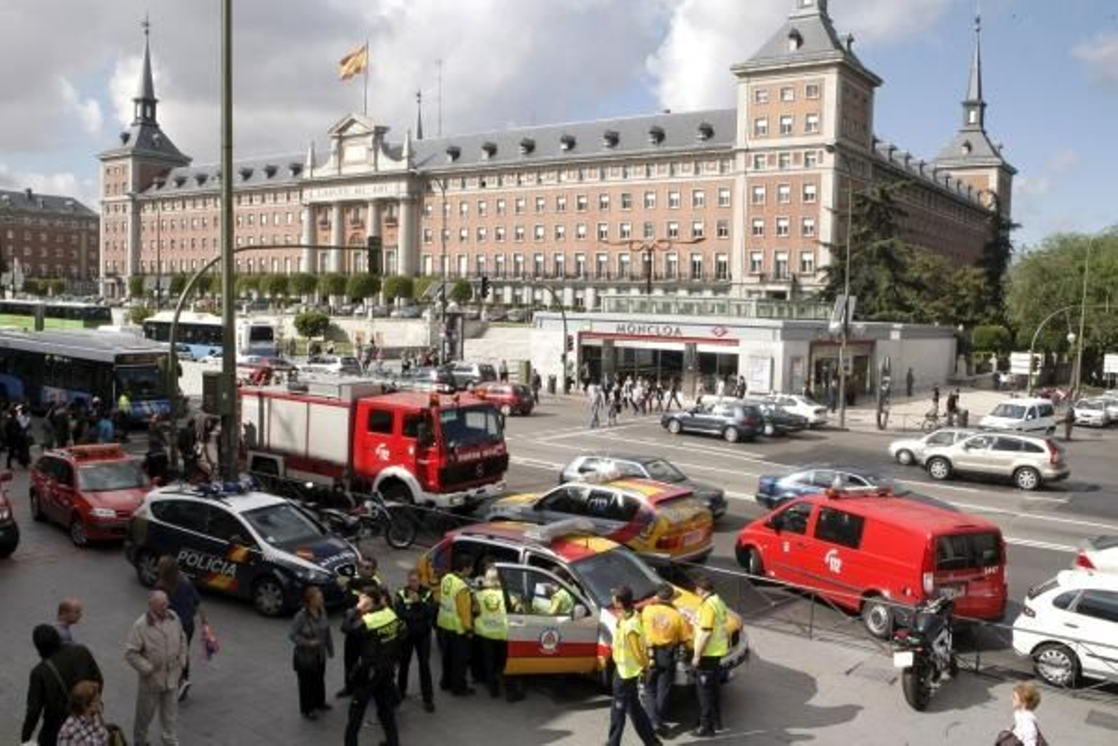 Varios coches de Policía junto a la boca del metro. (Foto: Ángel Díaz)