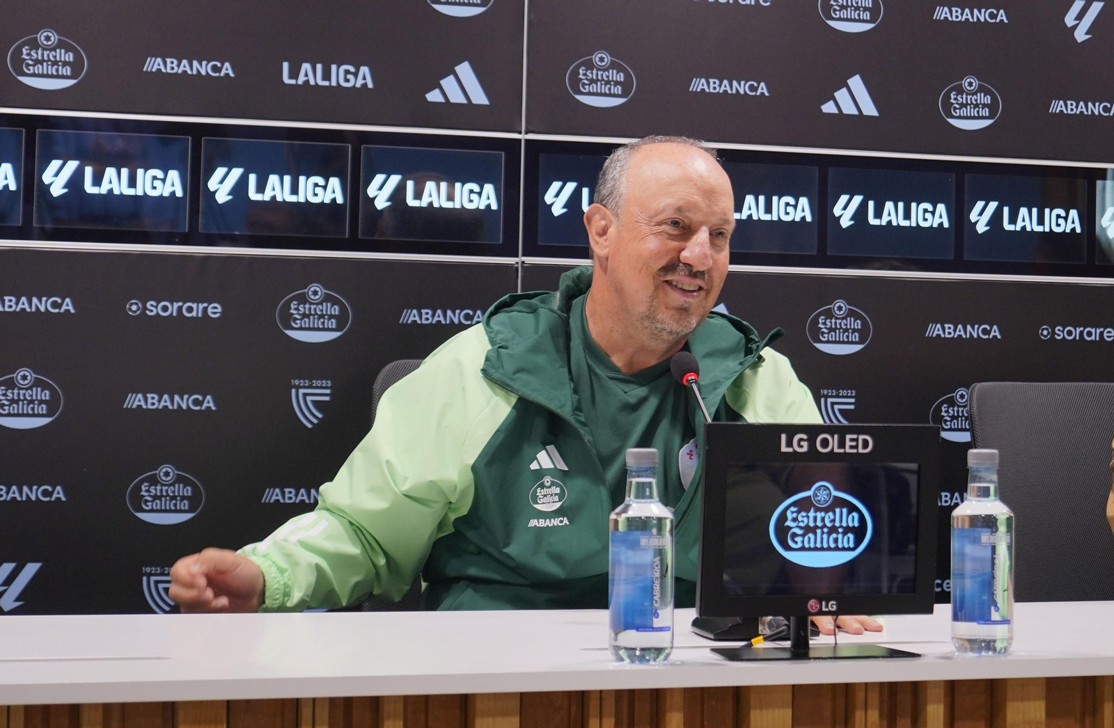 Rafa Benítez comparece ante los medios.