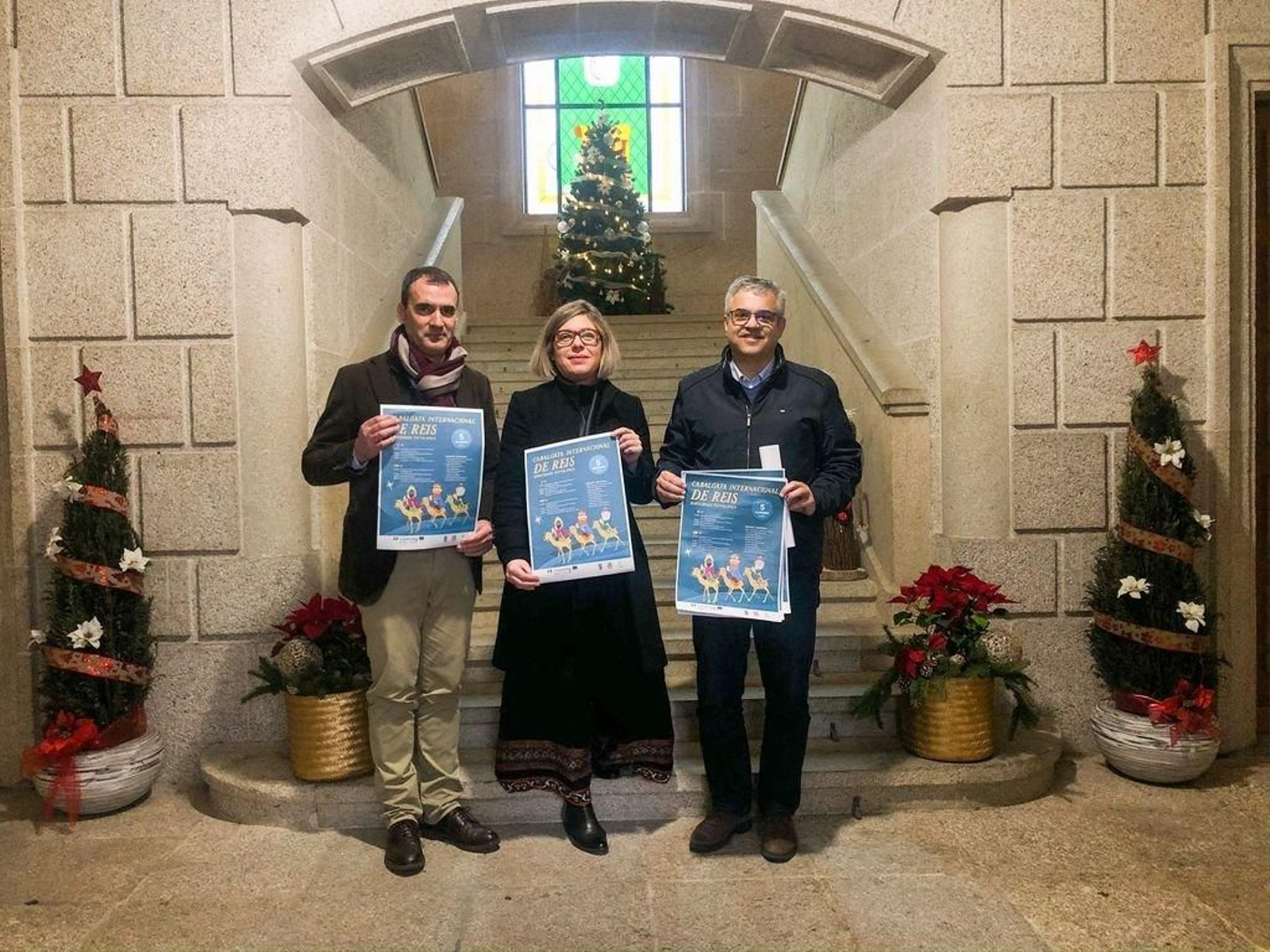 Enrique Cabaleiro con la concejala de Cultura de Tui y el representante de la Cámara de Valença.