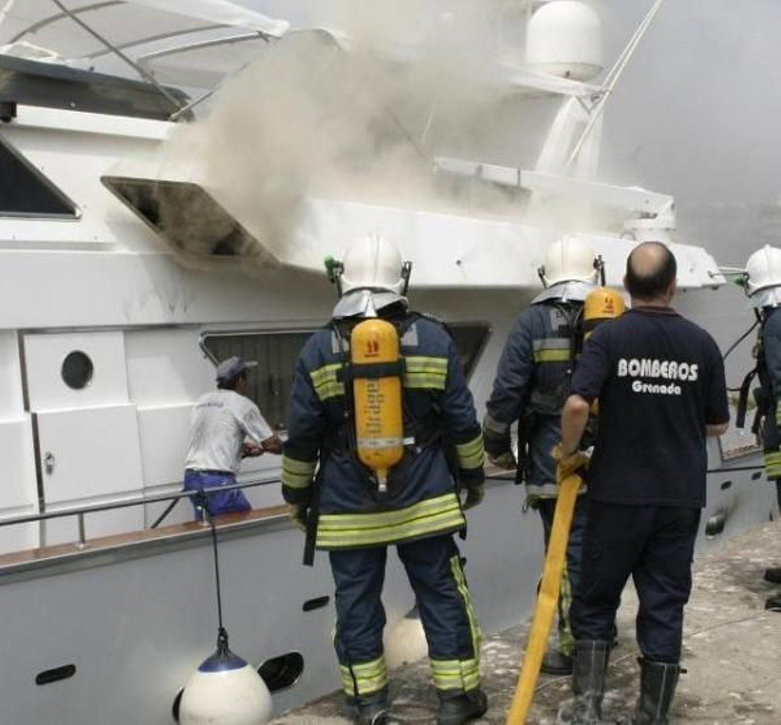 Un incendio quema cuatro yates en el Port Vell de Barcelona