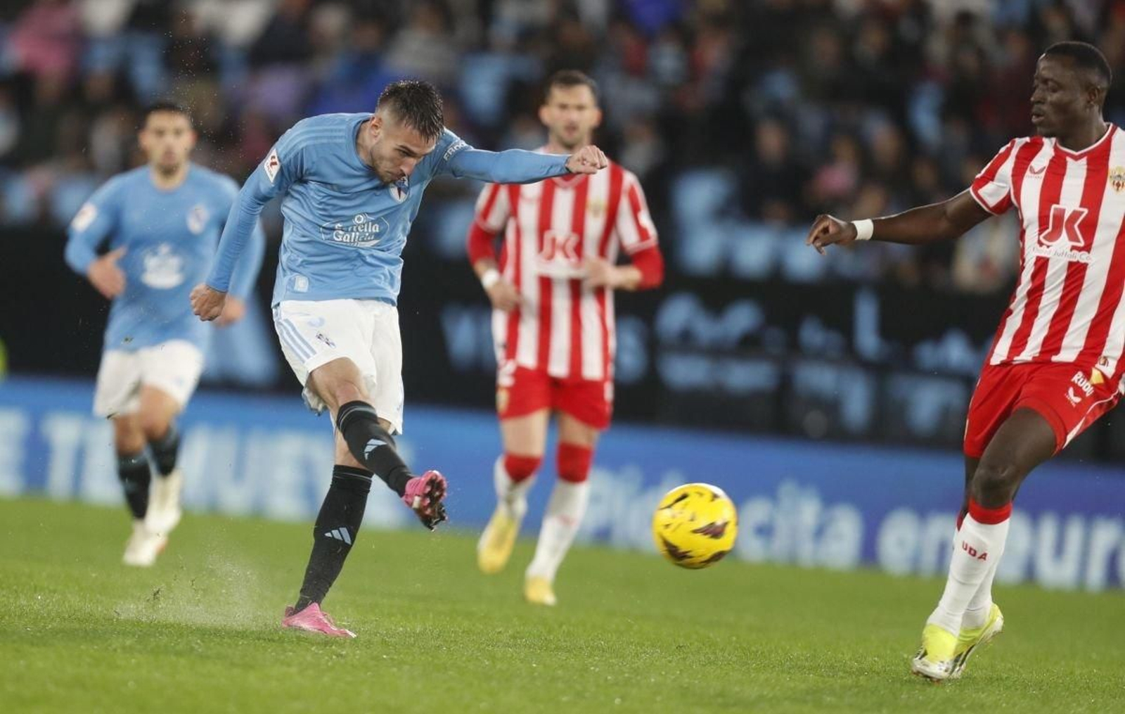 Mingueza conecta el disparo a portería que finalizó con el balón dentro de la red para el gol del Celta.