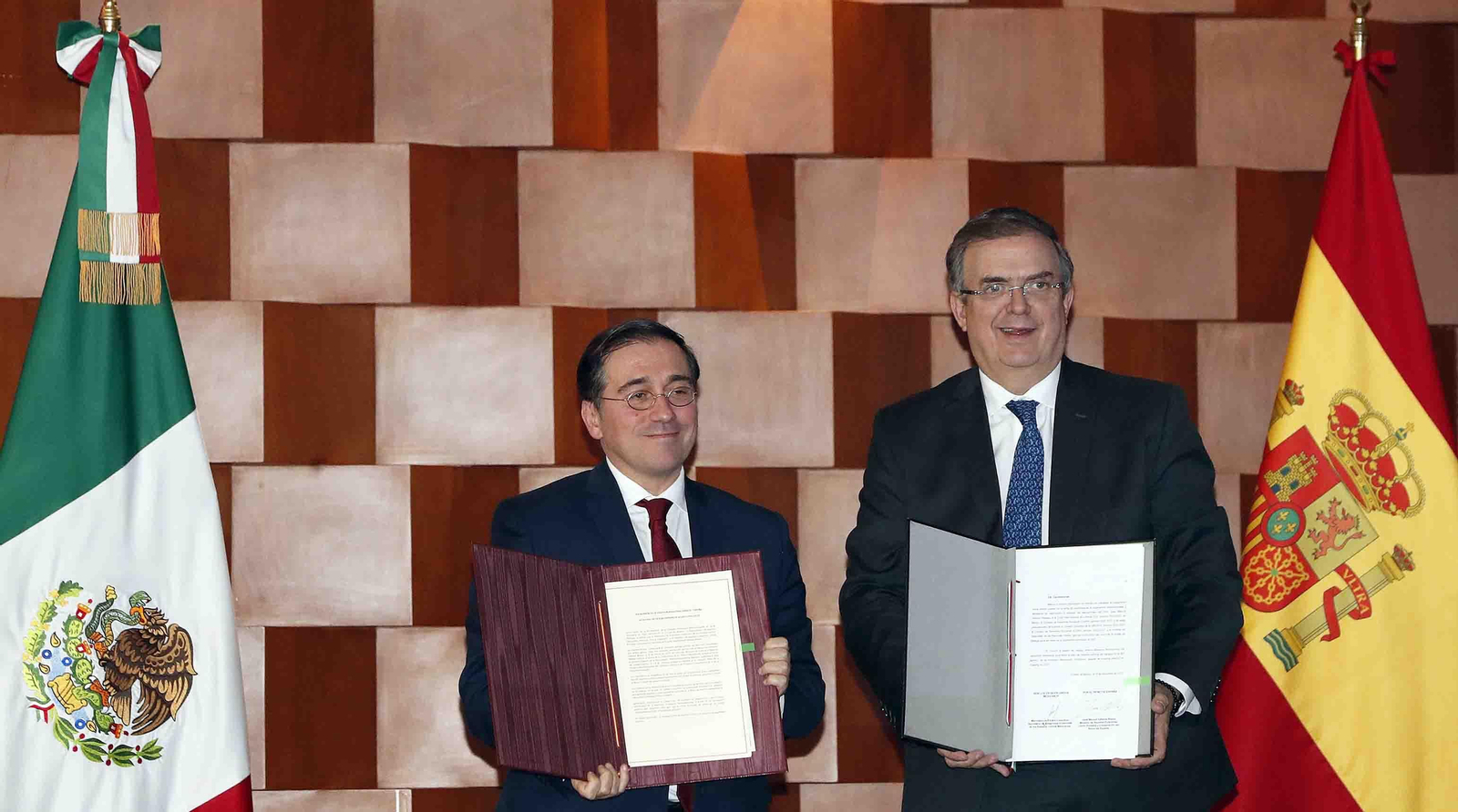 El ministro español de Asuntos Exteriores, José Manuel Albares (i), y el canciller mexicano, Marcelo Ebrard (d), con los documentos firmados de acuerdos de cooperación bilateral, al término de una conferencia de prensa, en la Ciudad de México (México). EFE/ Mario Guzmán